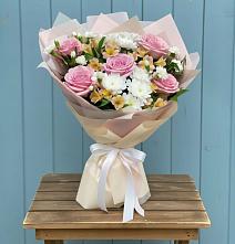 Букет цветов из:  Гвоздики, Орхидеи и Розы в Стригуны