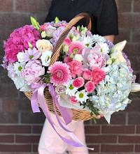 Композиция солнечный день в Стригуны Цветочная композиция из Розы, Хризантемы, Пионы и Лизиантусы в корзине в Стригуны
