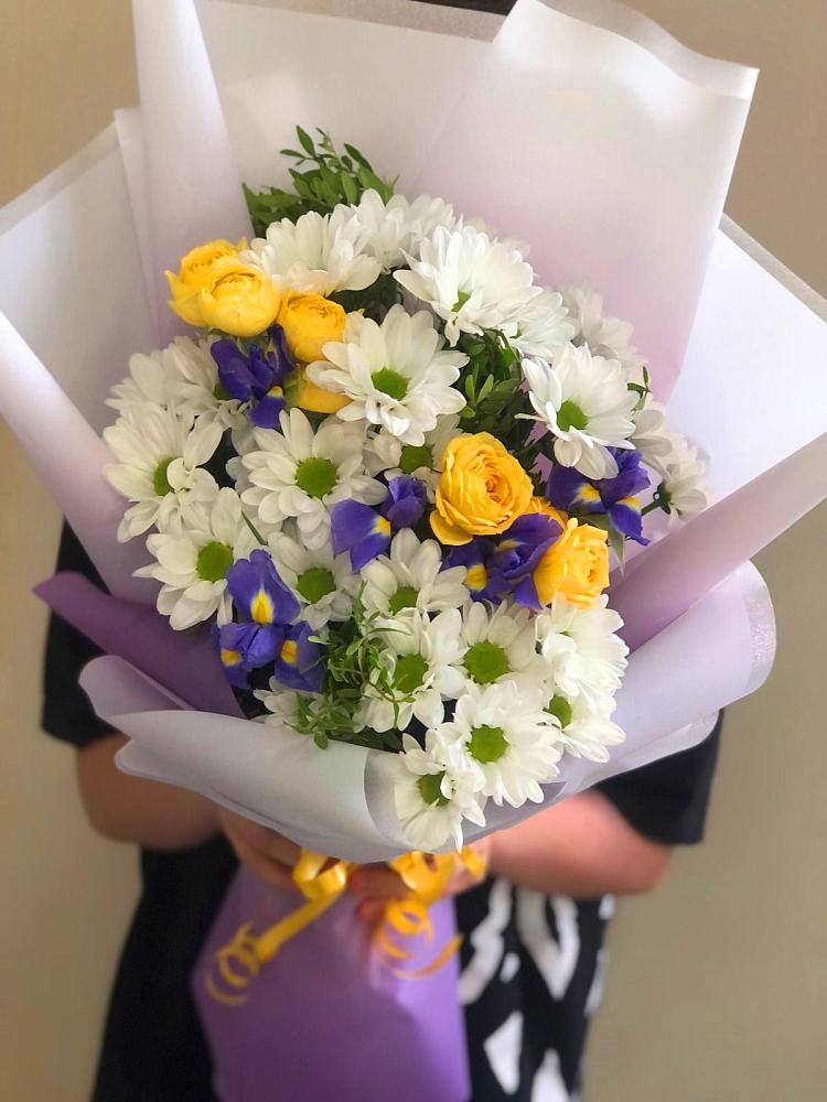 Букет цветов из: Ирисы, Хризантемы и Розы в Стригуны
