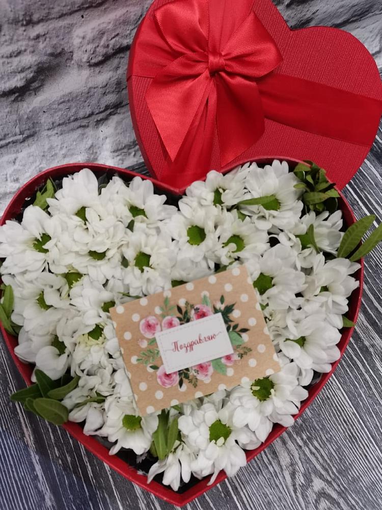 Цветочная композиция из Хризантемы в виде сердца в Стригуны